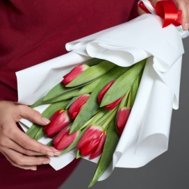 Букет красных тюльпанов 7шт
