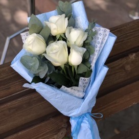 Стильный букет из 5 роз