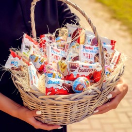 Сладкая корзина для любителей продукции "Киндер"