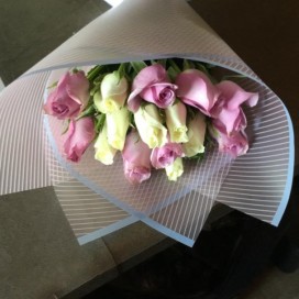 Букет из 15 белых и нежно-розовых роз Кения