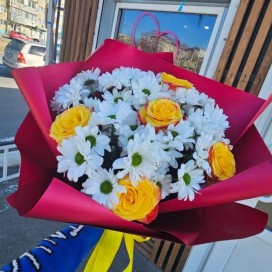 Сборный букет из розы Эквадор и кустовой хризантемы