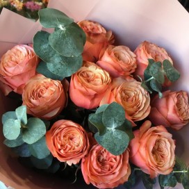 Пионовидная роза с Эвкалиптом